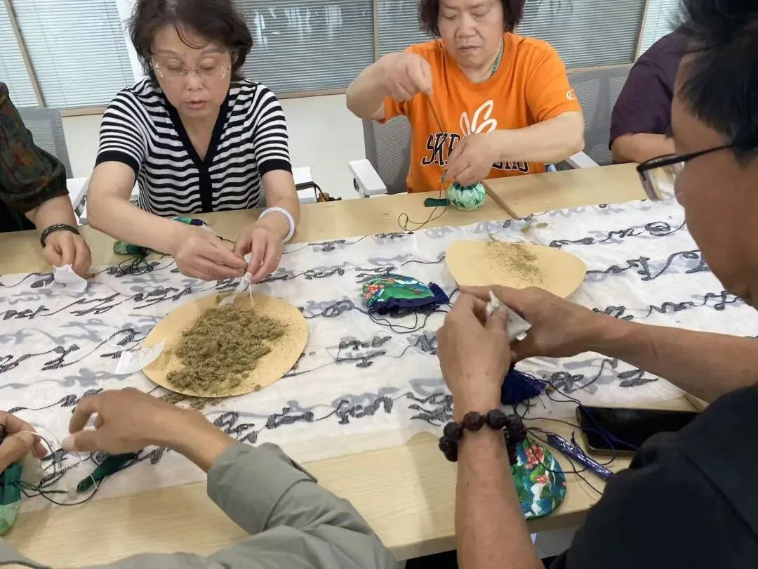 乐活晚年|草本香韵,健康端午 ——驱蚊香包体验活动原文配图(图 6)