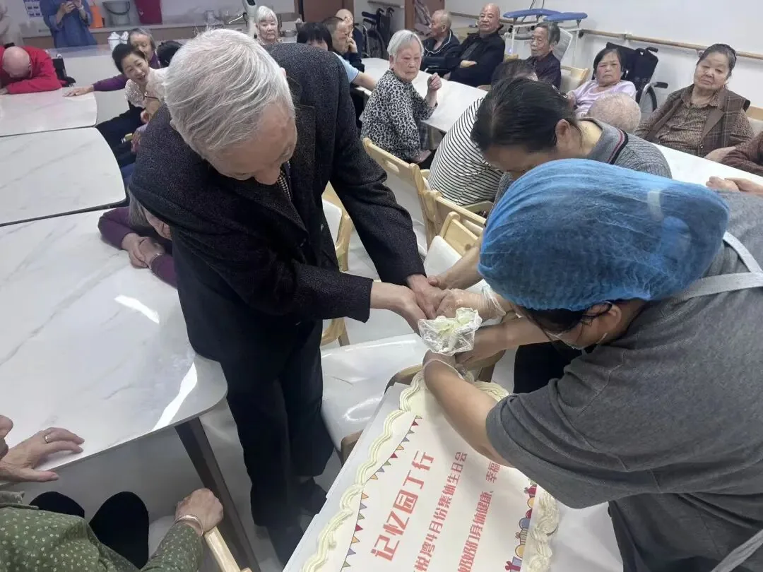 记忆留痕,温情暖愈|华悦湾颐养中心4月集体生日会圆满落幕原文配图(图 4)