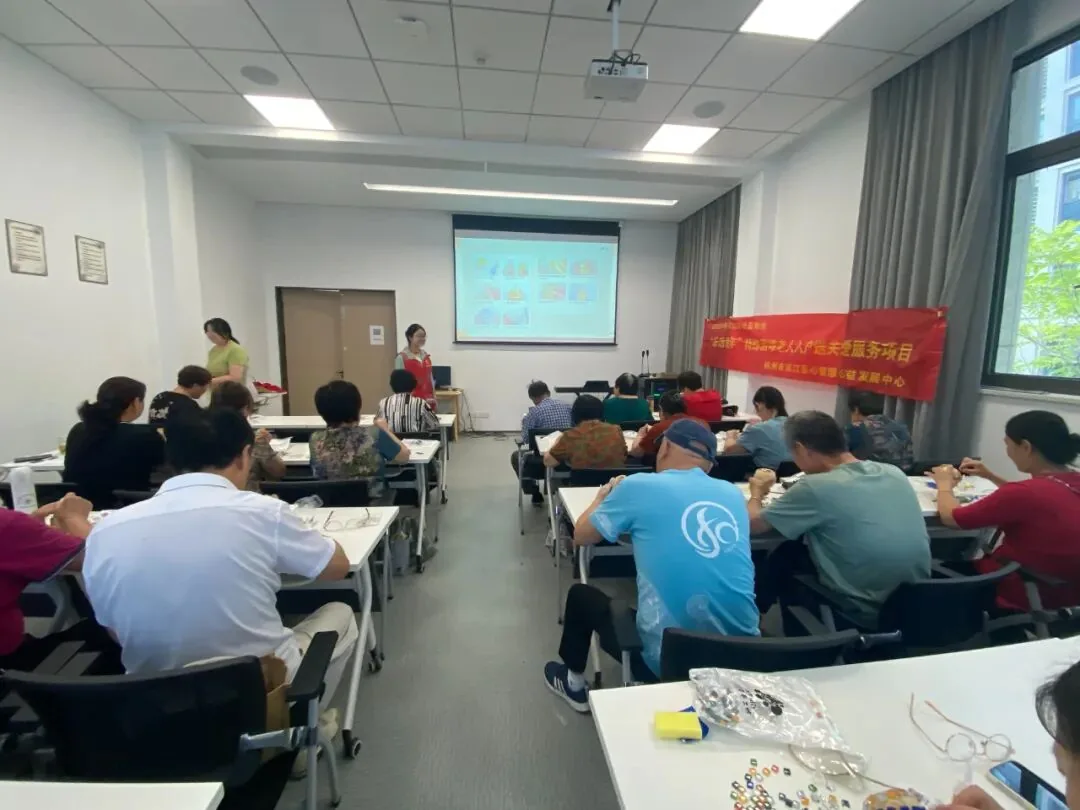 乐活晚年|缤纷马赛克,创意花瓶秀—— “指尖的舞蹈”系列活动原文配图(图 1)