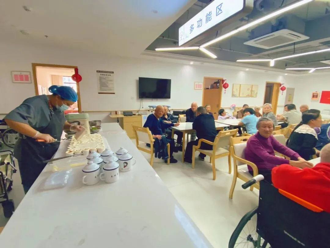 记忆留痕,温情暖愈|华悦湾颐养中心4月集体生日会圆满落幕原文配图(图 1)