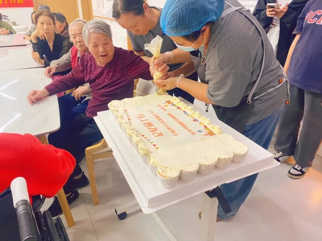 记忆留痕,温情暖愈|华悦湾颐养中心4月集体生日会圆满落幕原文配图(图 2)