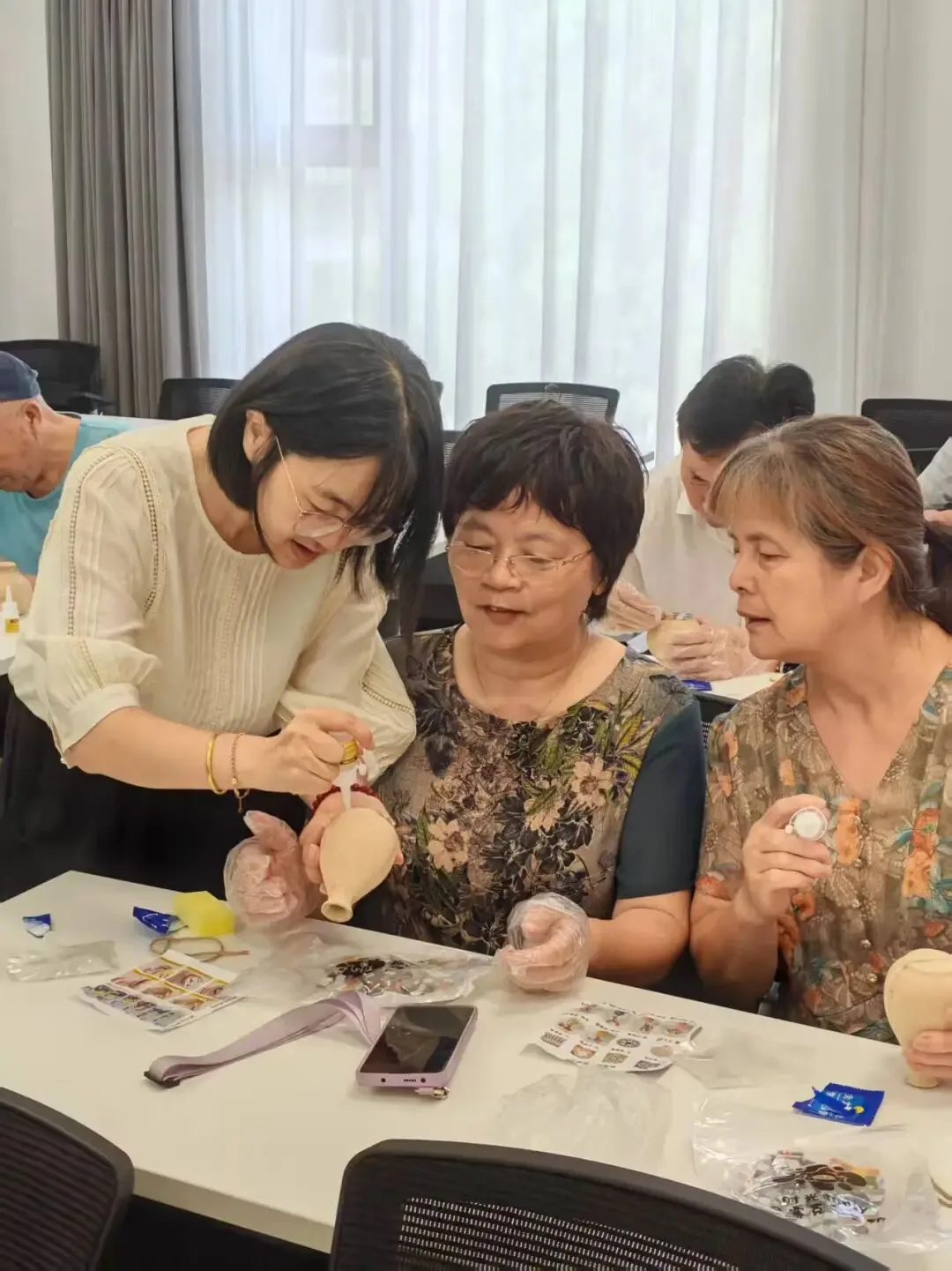 乐活晚年|缤纷马赛克,创意花瓶秀—— “指尖的舞蹈”系列活动原文配图(图 6)