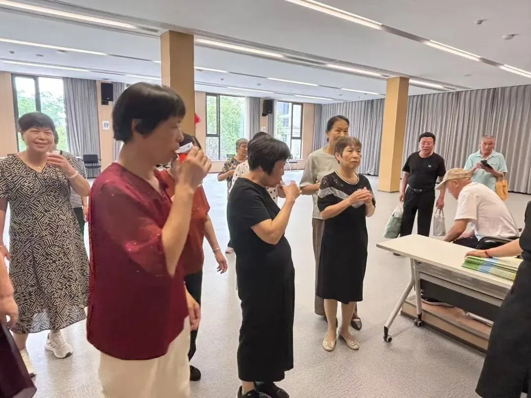 乐活晚年|夏日送清凉,“梅”好暖人心——“入户送关爱”系列活动原文配图(图 5)