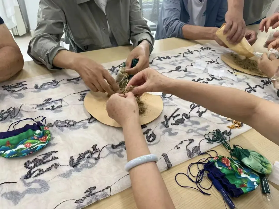 乐活晚年|草本香韵,健康端午 ——驱蚊香包体验活动原文配图(图 5)