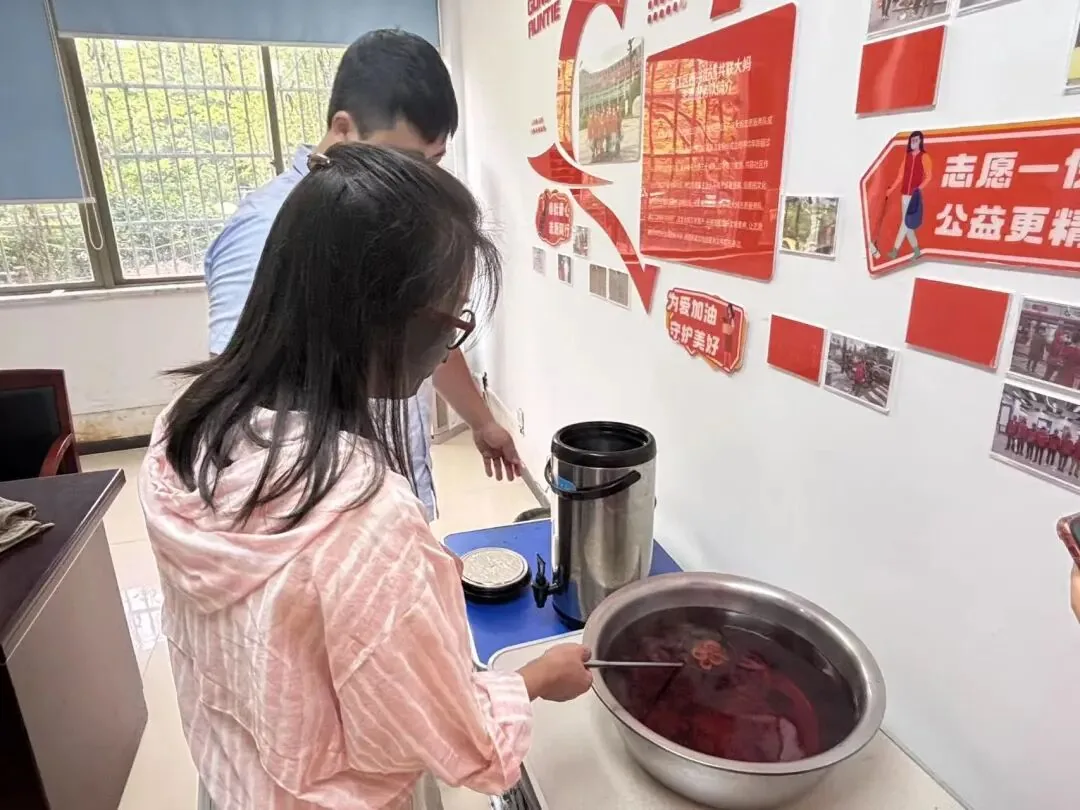乐活晚年|夏日送清凉,“梅”好暖人心——“入户送关爱”系列活动原文配图(图 2)