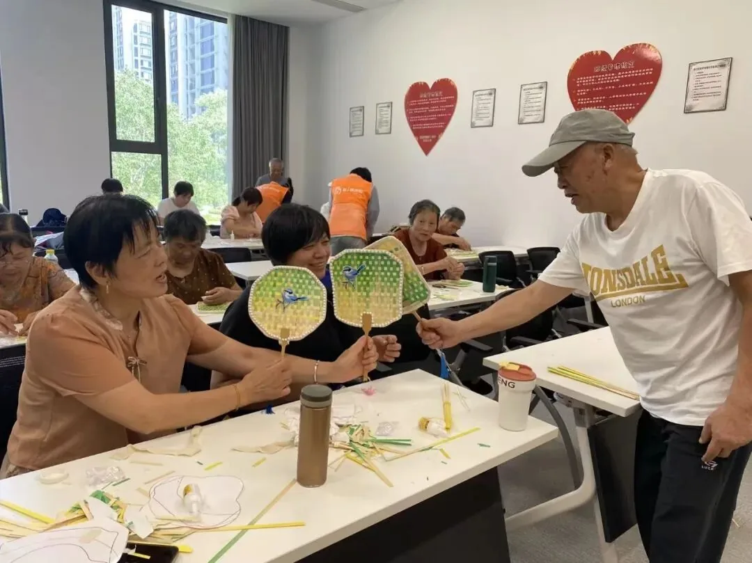 夏日暖心行动中，长者共同参与竹编手工活动